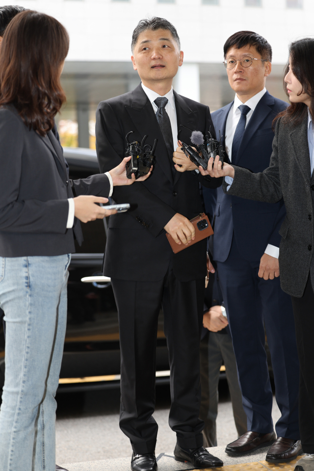 자본시장법 위반 혐의로 구속됐다가 보석으로 풀려난 김범수 카카오 경영쇄신위원장이 15일 오전 서울 양천구 서울남부지법에서 열린 공판에 출석하며 취재진 질문에 답하고 있다. 김 위원장은 SM엔터인먼트 인수과정에서 경쟁사 하이브의 공개매수를 방해하기 위해 SM엔터 주가 시세를 조종한 혐의를 받고 있다. 연합뉴스