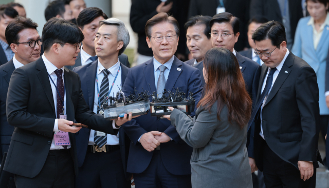 더불어민주당 이재명 대표가 15일 서울 서초구 서울중앙지법에서 열린 공직선거법 위반 혐의 관련 1심 선고 공판을 마친 뒤 법원 청사를 나서고 있다. 연합뉴스