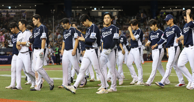 한국 야구대표팀이 15일 오후 대만 타이베이돔에서 열린 세계야구소프트볼연맹(WBSC) 프리미어12 2024 B조 조별리그 대한민국과 일본의 경기에서 3대6으로 패한 후 아쉬워하고 있다. 연합뉴스