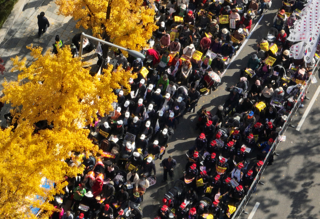 15일 오전 서울 서초구 서울중앙지방법원 인근에서 이재명 대표 반대집회가 열리고 있다.연합뉴스