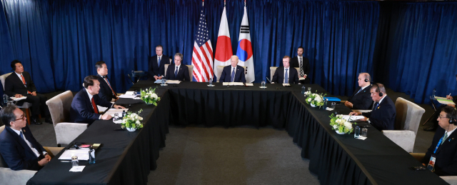 아시아태평양경제협력체(APEC) 정상회의 참석차 페루를 방문 중인 윤석열 대통령이 15일(현지시간) 페루 리마 컨벤션센터에서 조 바이든 미국 대통령, 이시바 시게루 일본 총리와 한미일 정상회의를 하고 있다. 리마(페루)=연합뉴스