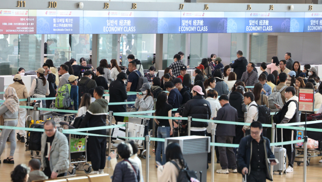 인천 중구 인천국제공항 1터미널 중국 항공사 체크인 카운터에 관광객이 줄을 서고 있다. 뉴스1