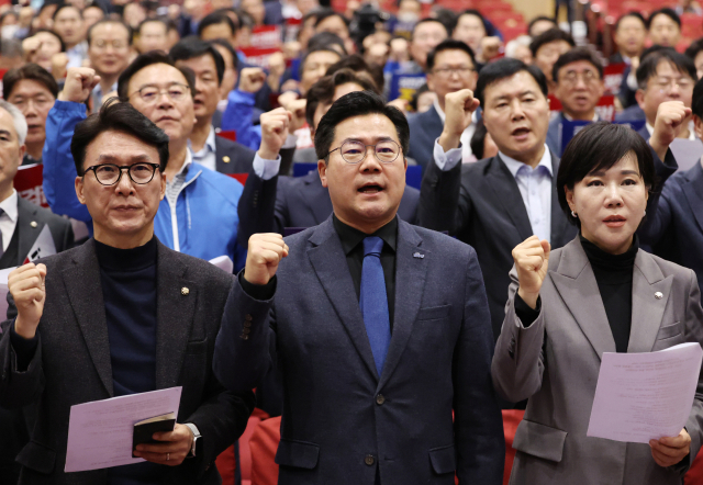 16일 오후 서울 여의도 국회의원회관에서 열린 전국 지역위원장-국회의원 비상 연석회의에서 더불어민주당 박찬대 원내대표(가운데), 김민석(왼쪽)·전현희 의원을 비롯한 참석자들이 정권규탄 구호를 외치고 있다 연합뉴스