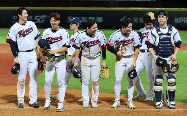 16일 대만 타이베이 톈무야구장에서 열린 세계야구소프트볼연맹(WBSC) 프리미어12 2024 B조 조별리그 대한민국과 도미니카공화국의 경기에서 승리를 거둔 대한민국 선수들이 함께 기뻐하고 있다. 타이베이 = 연합뉴스