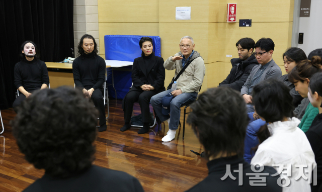 유인촌 문화체육관광부 장관이 16일 서울 중구 국립극단 명동예술극장에서 열린 청년 교육단원 최종발표회 연극 ‘죠죠’를 관람하고 출연진과 함께 간담회를 하고 있다. 사진 제공=문체부