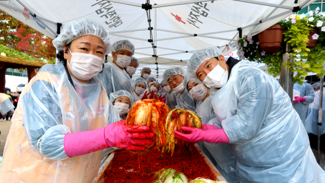 대원제약 임직원과 대한적십자사 관계자들이 취약 계층 이웃들에 전달할 김치를 담그고 있다. 사진 제공=대원제약