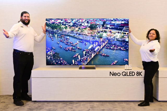 삼성전자의 모델이 삼성전자 네오 QLED 8K 제품을 소개하고 있다. 사진제공=삼성전자