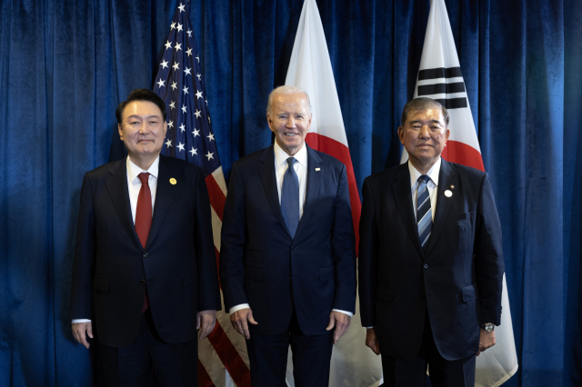 아시아태평양경제협력체(APEC) 정상회의 참석차 페루를 방문 중인 윤석열 대통령이 15일(현지시간) 리마 컨벤션센터에서 한미일 정상회의 전 조 바이든 미국 대통령, 이시바 시게루 일본 총리와 기념촬영을 하고 있다. 리마(페루)=연합뉴스