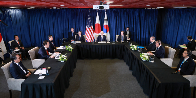 아시아태평양경제협력체(APEC) 정상회의 참석차 페루를 방문 중인 윤석열 대통령이 15일(현지시간) 페루 리마 컨벤션센터에서 조 바이든 미국 대통령, 이시바 시게루 일본 총리와 한미일 정상회의를 하고 있다. 리마(페루)=연합뉴스