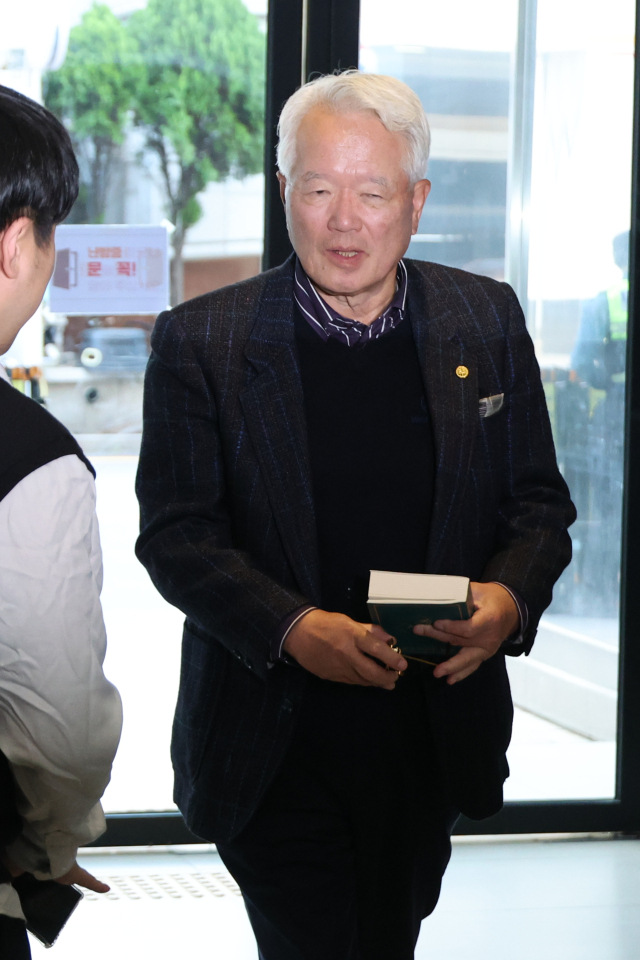 정의화 전 국회의장이 3일 국민의힘 상임고문단 회동을 위해 서울 여의도 당사로 들어서고 있다. 연합뉴스