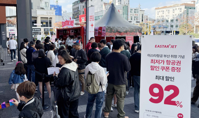 16일 부산 수영구 밀락더마켓에서 열린 이스타항공 부산 취항 기념 팝업 스토어가 시민들로 붐비고 있다. 이스타항공 제공.