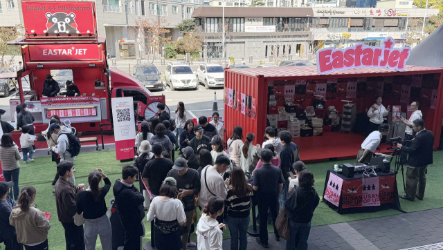 16일 부산 수영구 밀락더마켓에서 열린 이스타항공 부산 취항 기념 팝업 스토어가 시민들로 붐비고 있다. 이스타항공 제공.