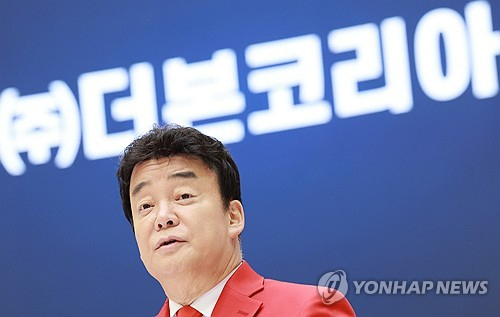 백종원 더본코리아 대표가 6일 오전 서울 영등포구 여의도 한국거래소 홍보관에서 열린 더본코리아 코스피 상장 기념식에 참석해 소감을 밝히고 있다. 연합뉴스