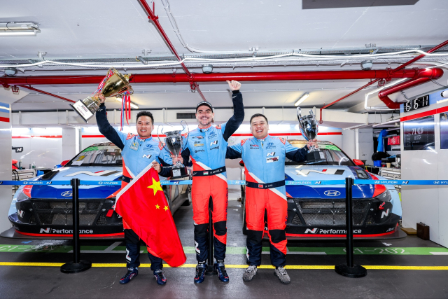 (왼쪽부터) 2024 TCR 아시아 드라이버 부문 종합 우승자 장첸동(Zhang Zhen Dong), 2024 TCR 월드투어 드라이버 부문 종합 우승자 노버트 미첼리즈(Norbert Michelisz), 2024 TCR 차이나 드라이버 부문 종합 우승자 마틴 카오 (Martin Cao)가 트로피를 들고 기뻐하는 모습. 사진제공=현대