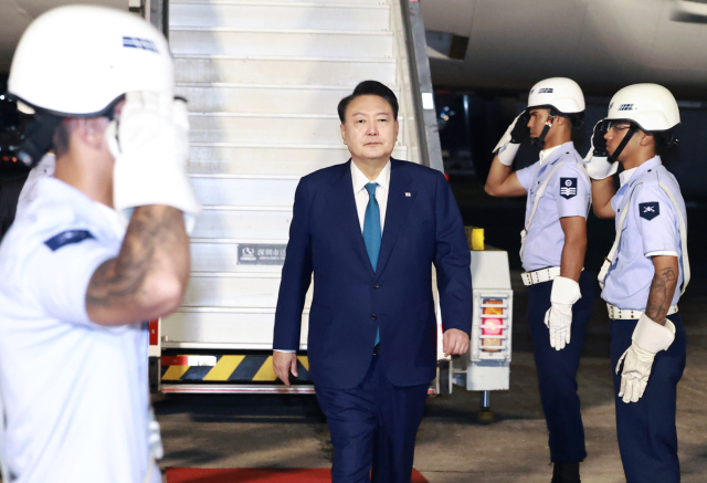 주요 20개국(G20) 정상회의에 참석하는 윤석열 대통령이 17일(현지시간) 브라질 리우데자네이루 갈레앙 공군기지에 도착해 도열병의 거수 경례를 받으며 공항을 나서고 있다. 연합뉴스