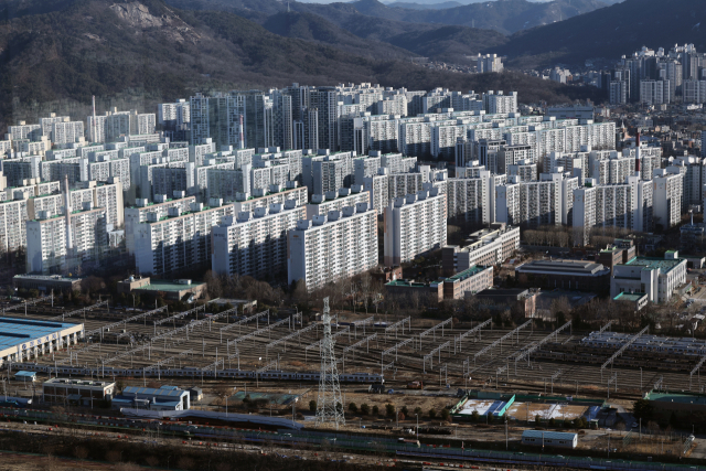 서울시 도봉구의 한 고층빌딩에서 노원구의 아파트 밀집 지역이 보이고 있다. 뉴스1