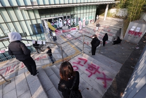 "교수들, 남학생 입학 확정이라고"…동덕여대 총학생회장 과격 시위 이유 밝혔다