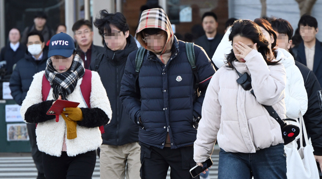 깜짝 추위에 중무장한 시민들…20일부터 풀려