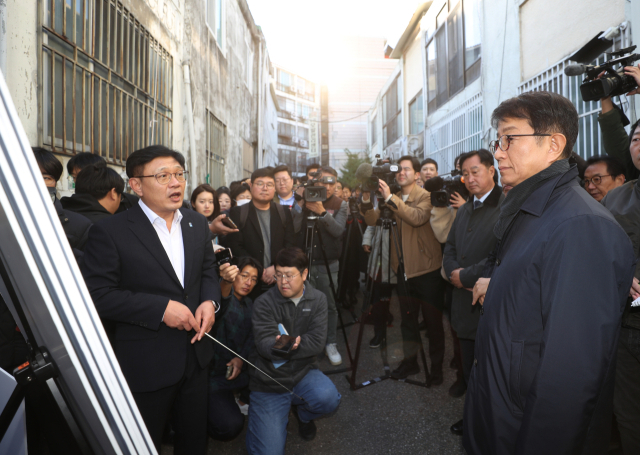 박상우 국토교통부장관이 18일 오후 경기 수원시 영통구 매탄동 영통1구역 재개발사업지를 방문해 현장브리핑을 듣고 있다. 뉴스1