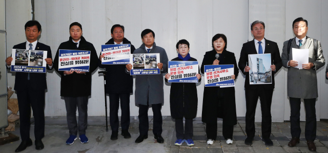 서영교(오른쪽 세 번째) 더불어민주당 명태균 게이트 진상조사단장 및 의원들이 18일 윤석열 대통령이 지난 대선 기간 불법 비밀 선거사무소로 운영했다고 추정되는 서울시 강남구 가로수길의 한 건물 앞에서 기자회견을 갖고 불법 선거사무소 운영 의혹 진상규명을 촉구하고 있다. 뉴스1