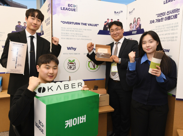 BAT로스만스 본사 사옥에서 진행된 ‘2024 에코리그 환경분야 아이디어 대회(2024 Eco League)’ 로컬 파이널 포럼에서 대상의 영예를 안은 ‘케이버’가 버려지던 커피박으로 개발한 친환경 생분해성 빨대를 선보이고 있다. 케이버의 친환경 빨대는 국내 토양에서 24개월 이내 완전 분해되는 것이 특징이다. 사진제공=BAT로스만스.