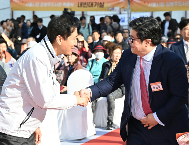 오세훈(왼쪽) 서울시장이 지난 4일 열린 서대문구 북가좌동에서 열린 '서울시립 김병주도서관 착공식'에서 김병주 MBK파트너스 회장과 인사하고 있다. 2027년 개관하는 김병주도서관은 서울광장 서울도서관에 이은 두 번째 서울시립도서관이다. 도서관 이름은 건립비용의 절반가량인 300억 원을 기부한 김병주 회장의 이름을 따서 지었다. 사진 제공=서울시