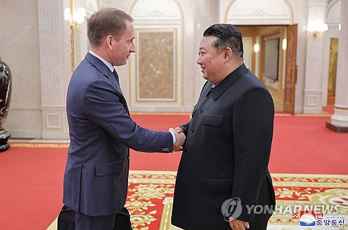 북한 김정은 국무위원장이 북러 무역경제 및 과학기술협조위원회 11차 회의에 참석하기 위해 방북한 러시아 정부 대표단 단장 알렉산드르 코즐로프 천연자원부 장관을 18일 접견했다고 조선중앙통신이 19일 보도했다. 연합뉴