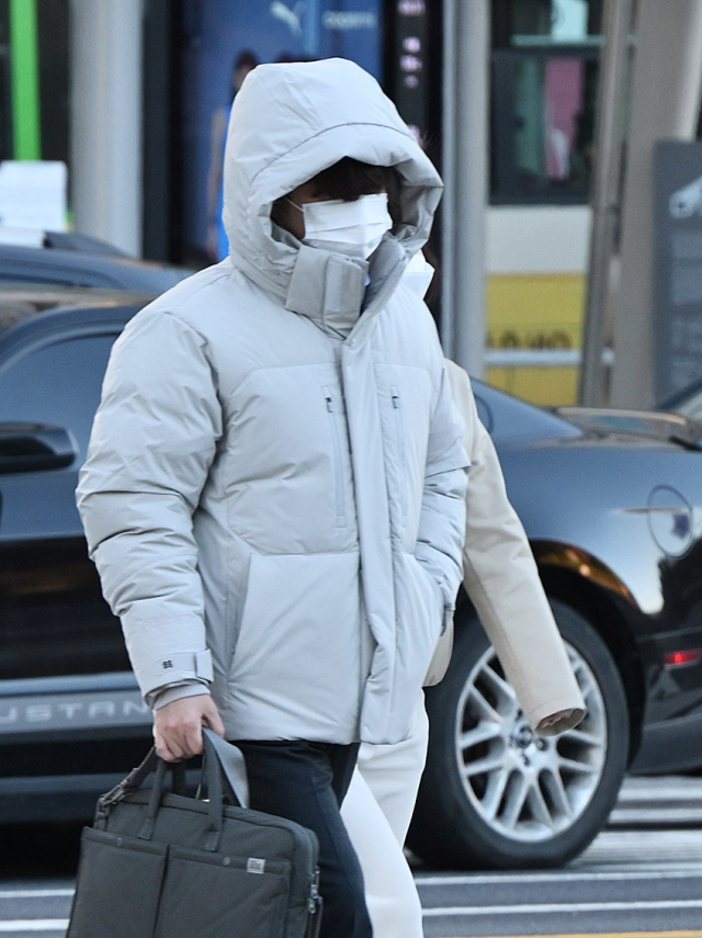 전국 대부분 지역의 아침 최저기온이 영하권으로 떨어지며 한파주의보가 발령된 18일 서울 여의도 거리에서 두꺼운 옷을 입은 시민들이 출근길 발걸음을 재촉하고 있다. 오승현 기자