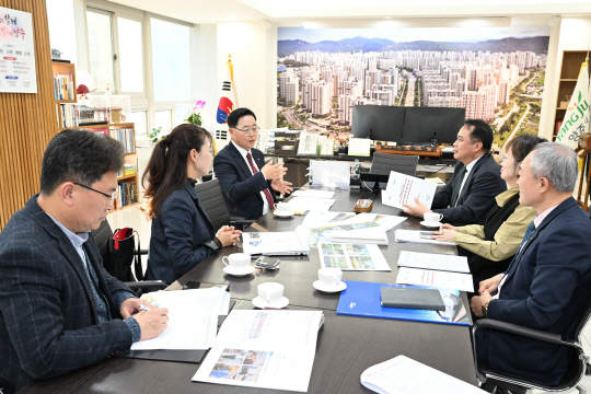 강수현(왼쪽 첫번째) 경기 양주시장이 18일 시청을 방문한 정정래 한국철도공사 부사장을 만나 교외선 재개통에 따른 활성화 방안을 논의했다. 사진 제공=양주시