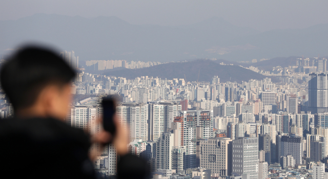 서울 중구 남산에서 바라본 서울 도심의 아파트. 뉴스1