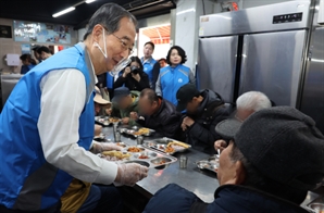 한총리, 쪽방촌 배식봉사…"취약계층 겨울 잘 견디게 노력"