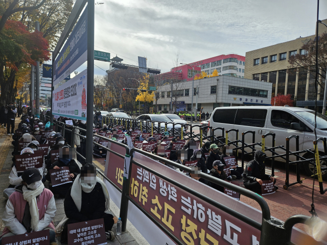 19일 오전 서울여대 학생들이 서울 노원경찰서 앞에서 '명예훼손 무죄 결정을 위한 연대' 집회를 열고 있다. 박민주 기자