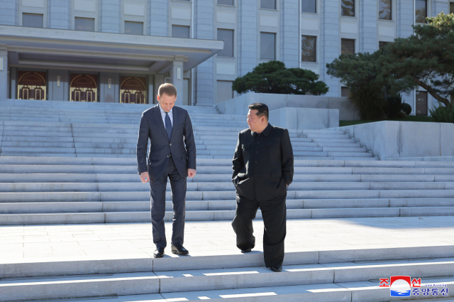 김정은(오른쪽) 북한 국무위원장이 알렉산드르 코즐로프 러시아 천연자원부 장관을 청사 밖까지 나와 배웅하고 있다. 러시아 대표단은 러 무역경제·과학기술협조위원회 11차 회의에 참석하기 위해 방북했다. 연합뉴스