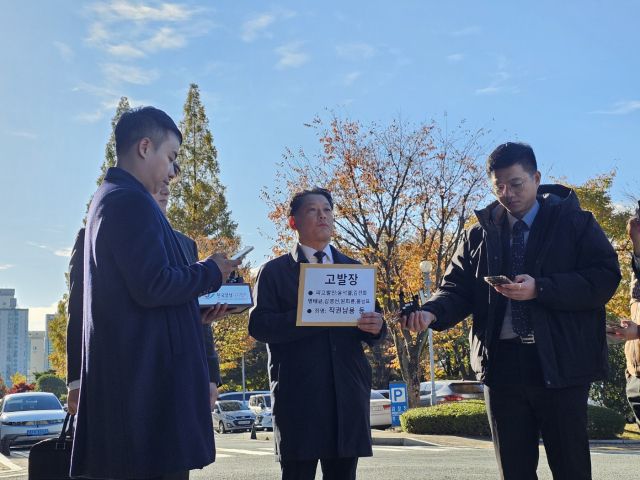 김한메 사법정의바로세우기시민행동 대표가 19일 창원지방검찰청에서 명태균 씨 관련 의혹에 대한 추가 고발장을 제출하기 전 기자회견을 하고 있다. 박종완 기자