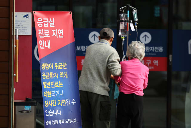 19일 오전 서울 시내 한 대형병원에서 응급의료센터 앞에 진료 지연 안내 배너가 놓여있다. 연합뉴스.