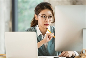 일하면서 눈은 '유튜브'로…직장인 절반 "조용한 휴가 활용한 적 있다"