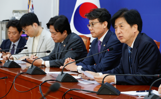 오기형 더불어민주당 대한민국 주식시장 활성화 TF 단장이 12일 서울 여의도 국회에서 열린 TF 경청 시리즈 '개미투자자의 목소리에 귀 기울이다'에서 모두 발언하고 있다. 뉴스1