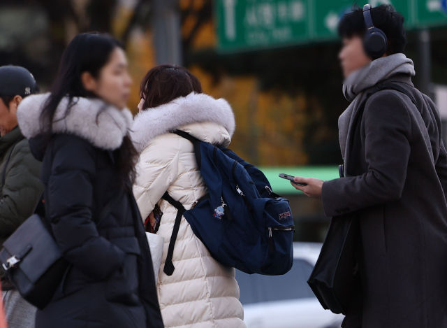 중부지방에 0도 안팎의 추위가 이어지는 19일 오전 서울 광화문광장에서 시민들이 두꺼운 옷차림을 한 채 걸어가고 있다. 연합뉴스