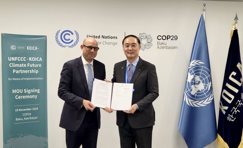 장원삼(오른쪽) 코이카 이사장과 사이먼 스티엘 유엔기후변화협약(UNFCCC) 사무총장이 19일(현지시간) 19일 아제르바이잔 바쿠에서 기후 미래 파트너십을 위한 업무협약을 체결한 뒤 기념사진을 찍고 있다. 사진제공=코이카