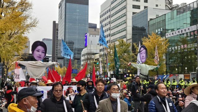 20일 서울 중구 세종대로 일대에서 열린 전국농민대회에 윤석열 대통령과 김건희 여사 사진이 붙은 허수아비가 입장하고 있다. 이승령 기자