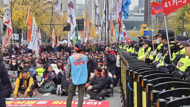 20일 전국농민대회가 열린 서울 중구 세종대로 일대에 경찰이 경계를 서고 있다. 이승령 기자