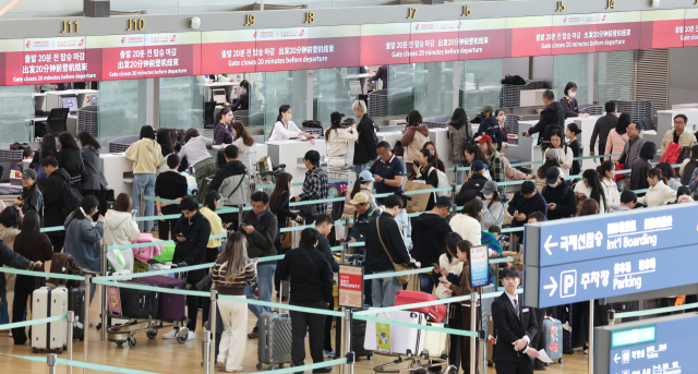 중국의 한국인 무비자 입국이 시행된 이달 8일 오전 인천국제공항 1터미널 중국 항공사 체크인 카운터에 관광객이 줄을 서고 있다.