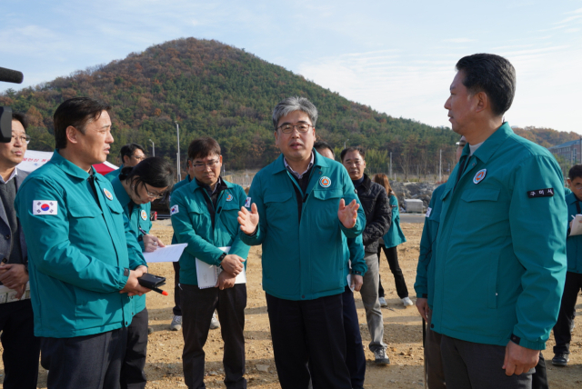 임상섭(오른쪽 두번째) 산림청장이 김장호(″첫번째) 구미시장과 소나무재선충병 방제전략을 점검하고 있다. 사진제공=산림청