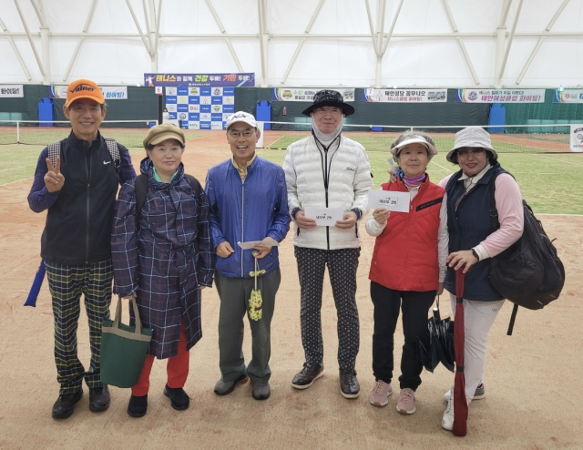 서래클럽회원들이 기념 사진을 찍고 있다. 서래클럽 제공