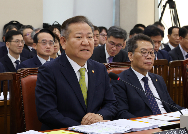 지난달 25일 서울 여의도 국회에서 열린 행정안전위원회의 행정안전부, 중앙선거관리위원회, 경찰청 등의 종합국정감사에서 이상민 행정안전부 장관이 의원 질의에 답변하고 있다. 연합뉴스