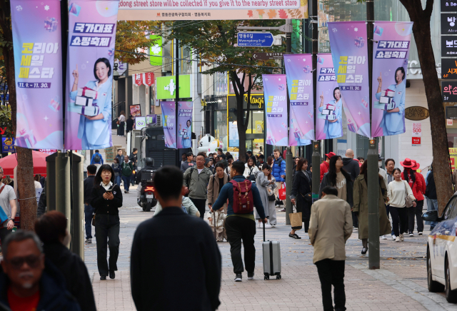 이달 9일부터 12월 30일까지 이어지는 ‘코리아세일페스타’ 행사가 진행 중인 10일 서울 명동 거리의 모습. 연합뉴스