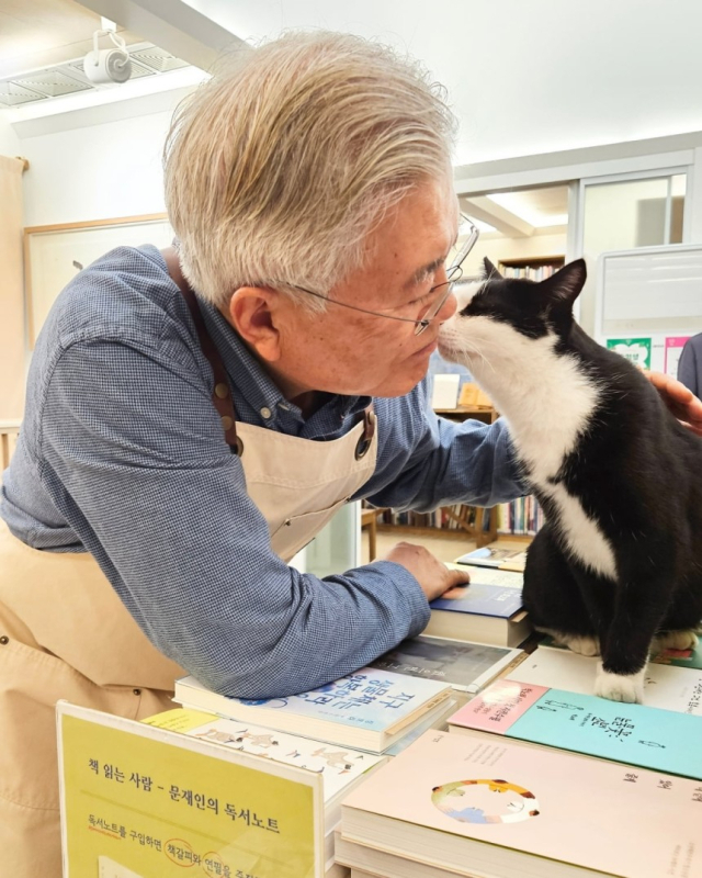 이재명 '사면초가' 와중에 문재인 전 대통령 '고양이 뽀뽀' 사진