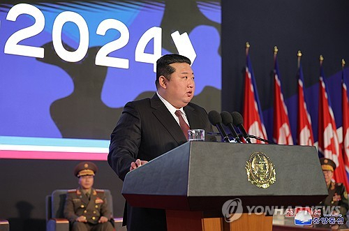 김정은 북한 국무위원장이 21일 개막된 무장장비전시회 '국방발전 - 2024' 연설에서 미국과 협상을 통해 적대적 대북정책을 확신했다며 안보를 위한 최강의 국방력 확보 의지를 거듭 천명했다고 조선중앙통신이 22일 보도했다.