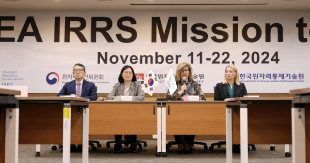 로라 듀즈(오른쪽 두번째)국제원자력기구(IAEA) IRRS 점검단장이 22일 대전 유성구 한국원자력안전기술원에서 기자들의 질문에 답변하고 있다. 사진제공=원자력안전위원회