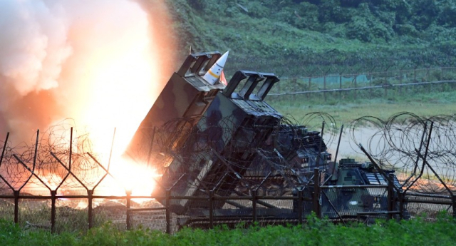 에이태큼스 장거리 전술 탄도미사일은 다연장 로켓 발사 체계인 하이마스(HIMARS·고기동성 포병 로켓 체계)의 트럭 장착 이동 발사대에서 발사할 수 있다. 사진 제공=미 국방부